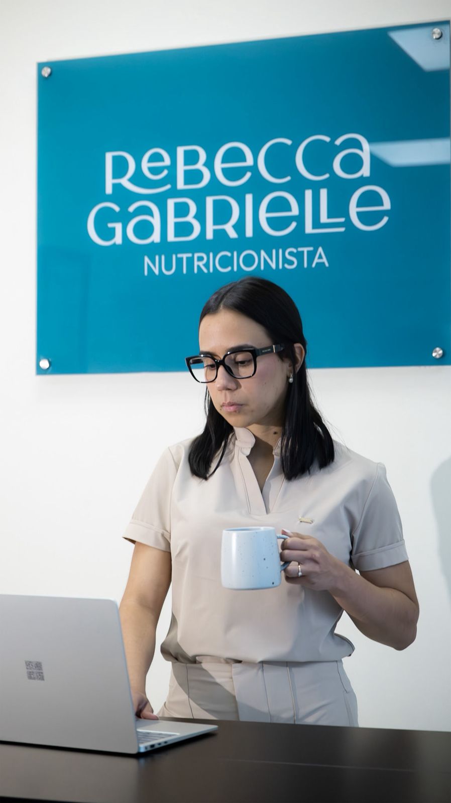 Lic. Rebecca Ayestas - Nutricionista Clínica en su consultorio